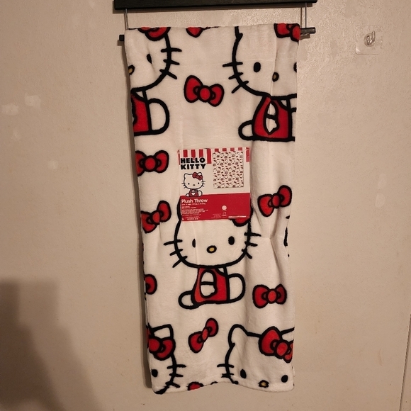 Hello Kitty White Red Bow 50x60" Throw Blanket NEW - Picture 1 of 4